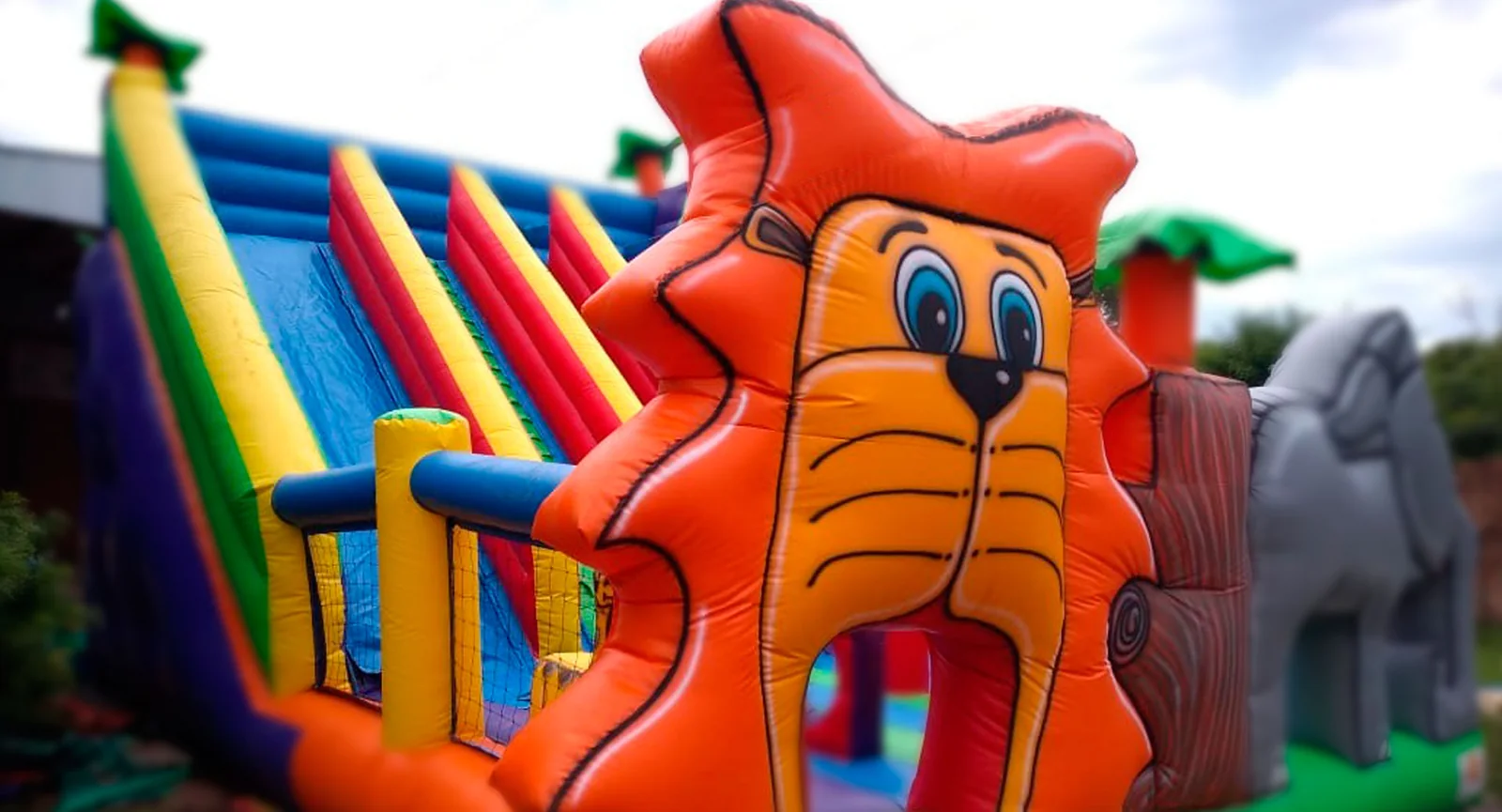 Brinquedão inflável safári da Ed+ Festas montado e pronto para a festa